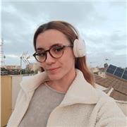 Profesora de dibujo y pintura graduada en Bellas Artes y especializada en realismo y abstracción